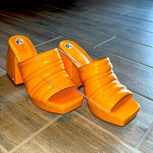 NWOT circus by Sam EdelmanOrange wedge kinda like Taylor’s leaving London